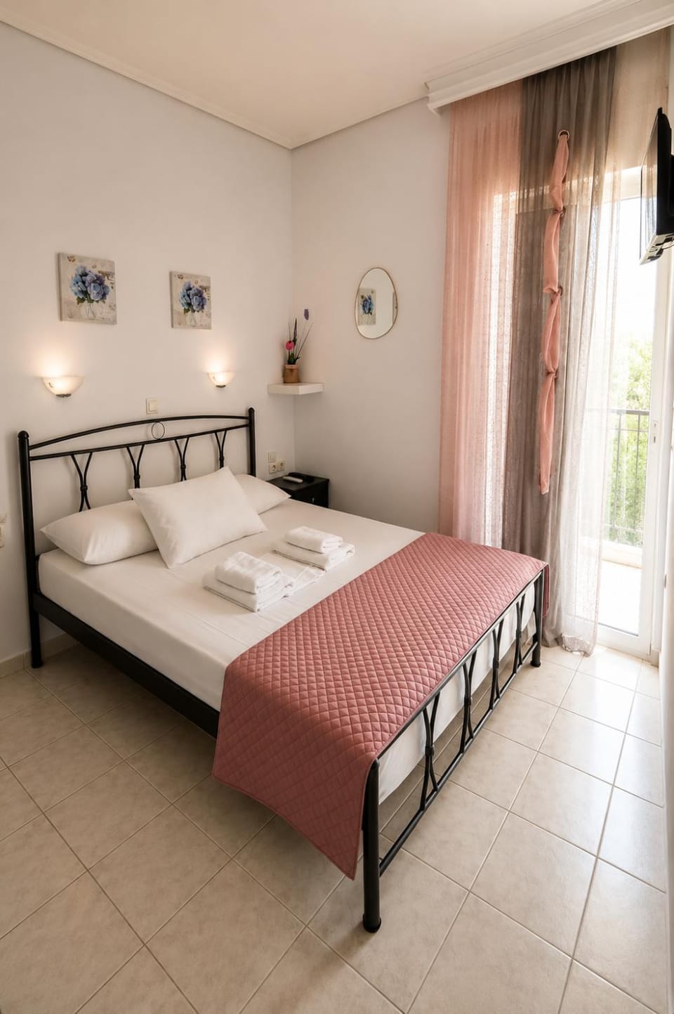 Bed, TV and multimedia, Bedroom