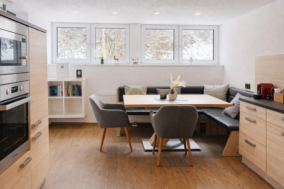 Coffee/tea facilities, Kitchen or kitchenette, Living room, Seating area, Dining area, stove