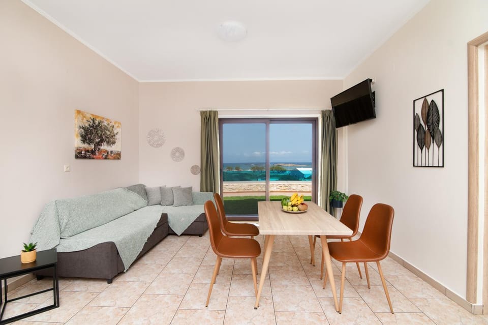 TV and multimedia, View (from property/room), Seating area, Dining area