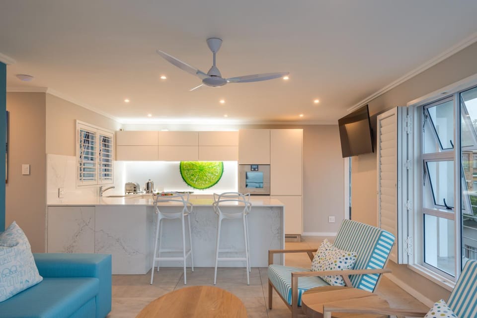 Kitchen or kitchenette, Lounge or bar, Seating area, Dining area