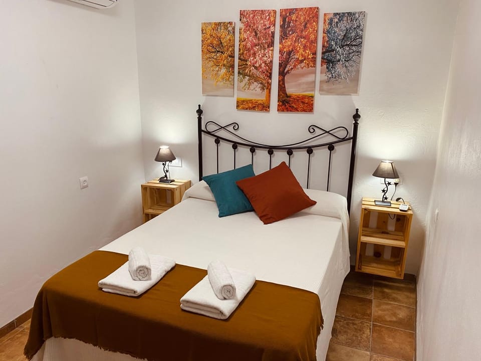 Bed, Photo of the whole room, Bedroom