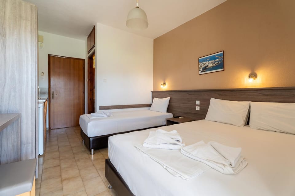 Bed, Photo of the whole room, Seating area, Bedroom, towels