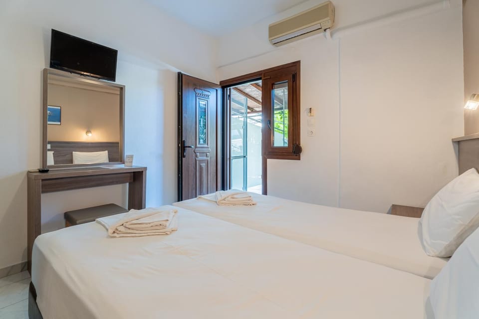 Bed, TV and multimedia, Photo of the whole room, Bedroom, towels, air conditioner