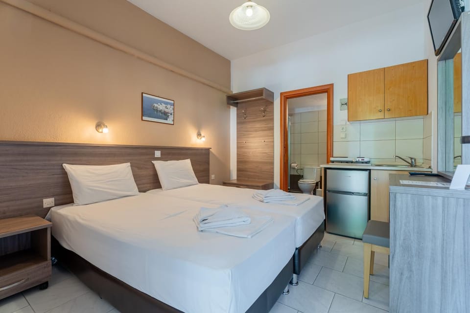Bed, Kitchen or kitchenette, Photo of the whole room, Bedroom, stove