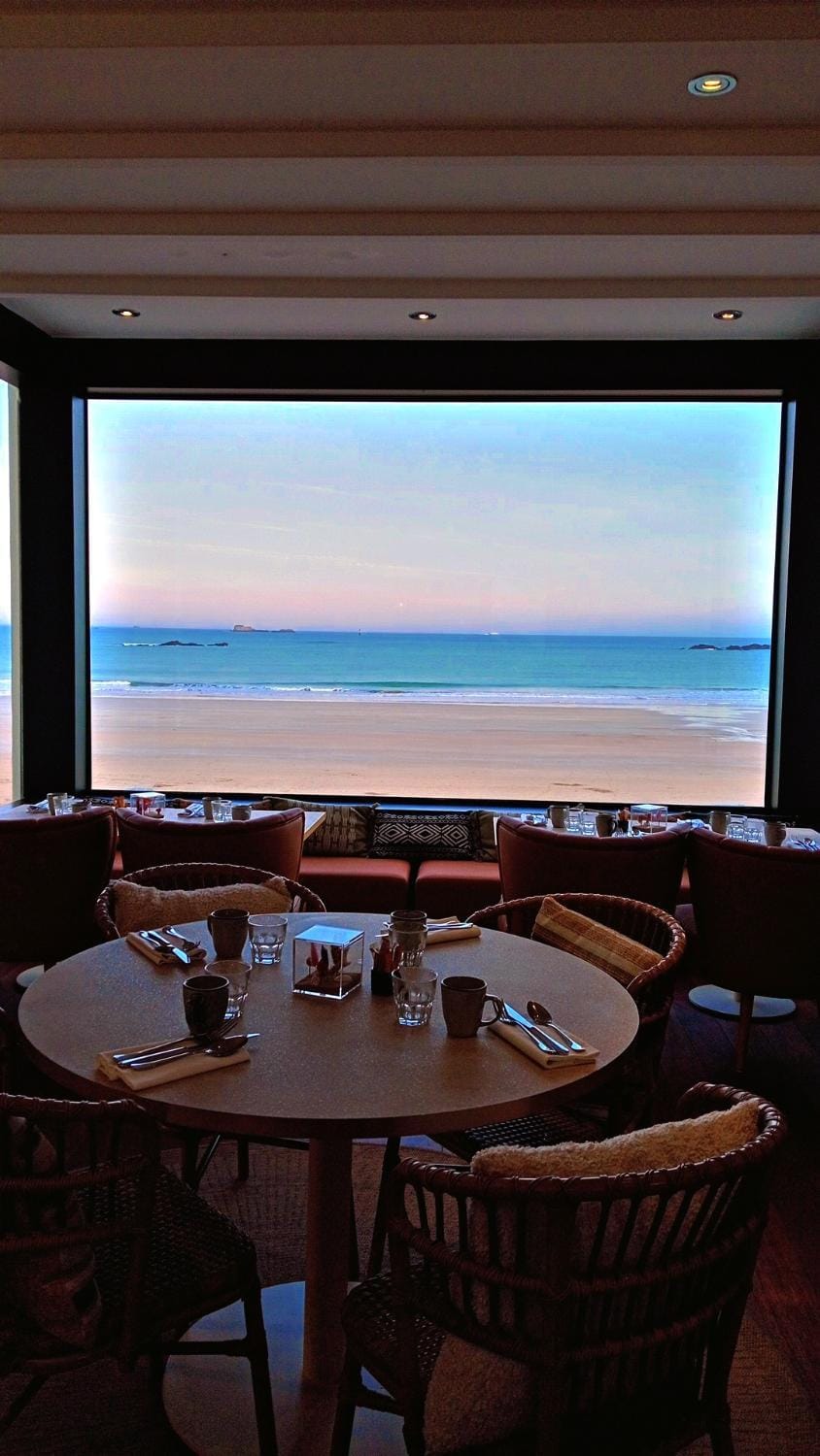 Seating area, Breakfast