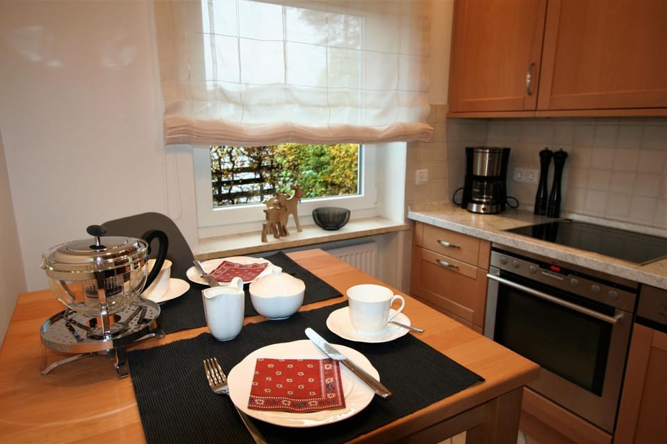 Coffee/tea facilities, Kitchen or kitchenette, Dining area