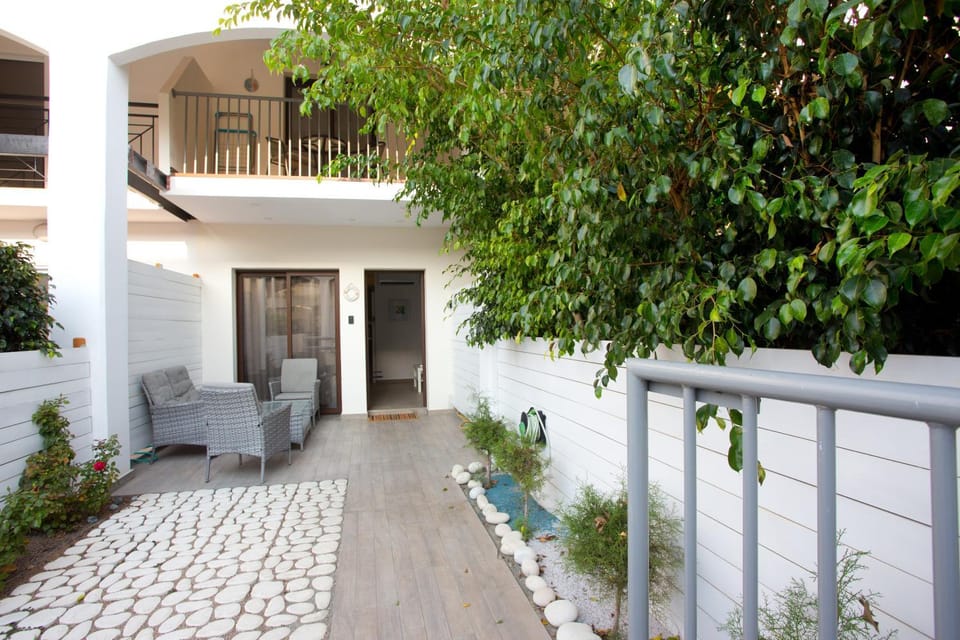 Patio, Facade/entrance