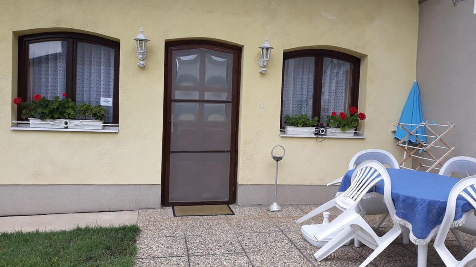 Property building, Patio, Balcony/Terrace