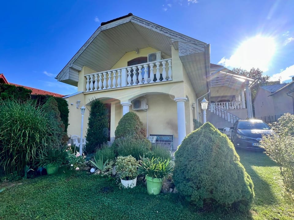 Property building, Garden view, Parking