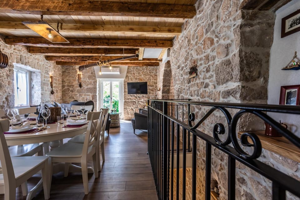 Kitchen or kitchenette, Seating area, Dining area