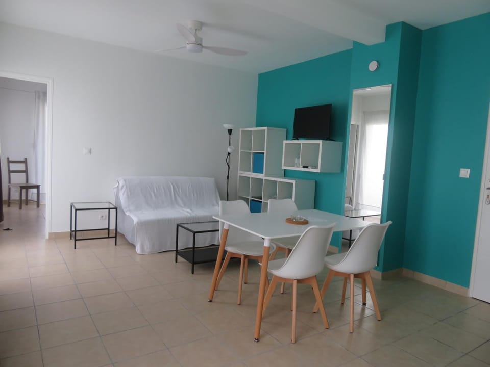 TV and multimedia, Living room, Seating area, Dining area