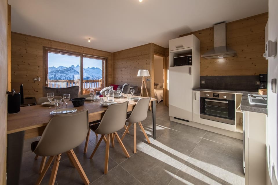 Kitchen or kitchenette, Dining area