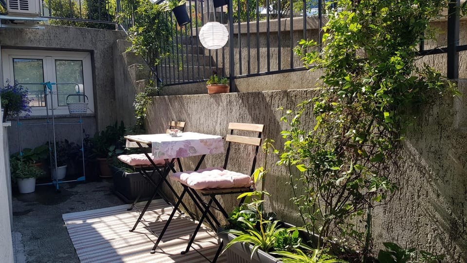 Property building, Patio, Garden, Balcony/Terrace, Balcony/Terrace, Garden view