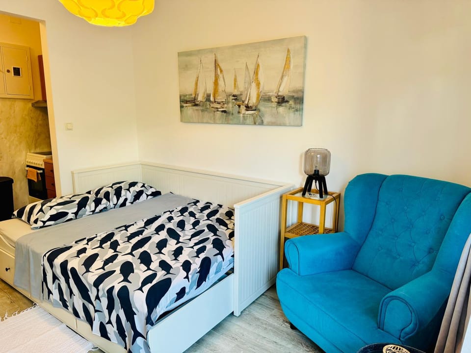 Bed, Living room, Seating area, Bedroom, oven, stove, kitchen