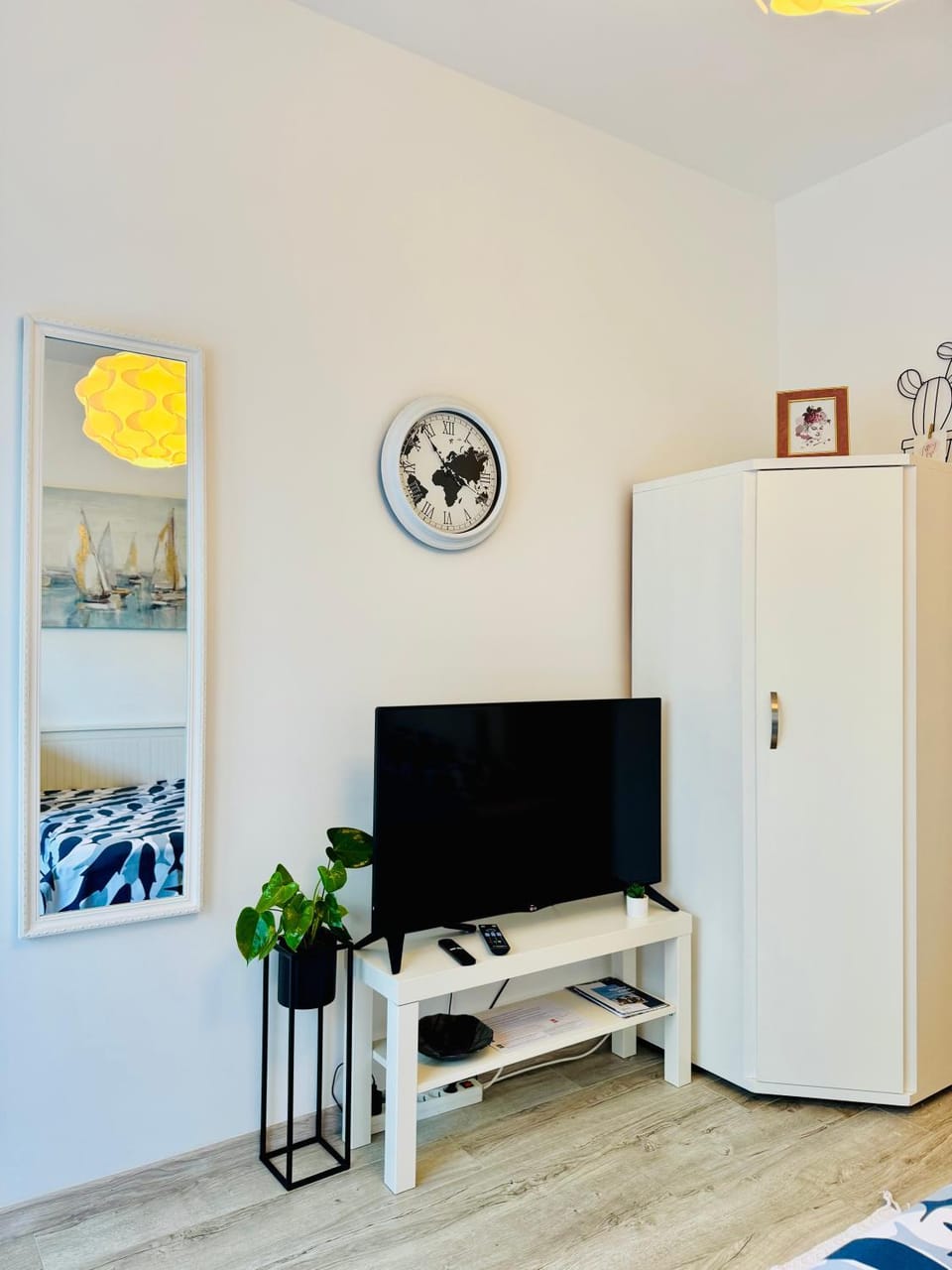 Communal lounge/ TV room, TV and multimedia, wardrobe