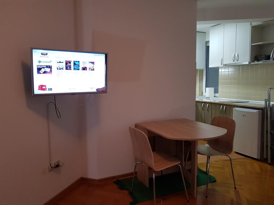 TV and multimedia, Kitchen or kitchenette, Living room, Seating area, Dining area