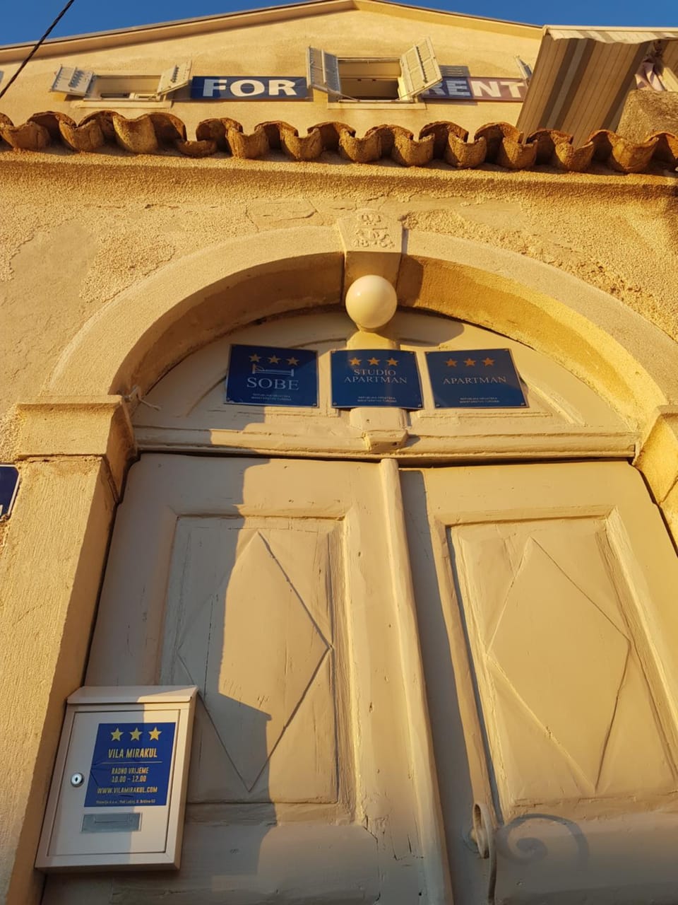 Facade/entrance