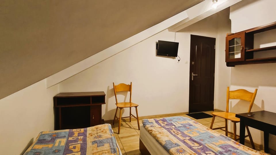 Bed, TV and multimedia, Photo of the whole room, Seating area, Bedroom