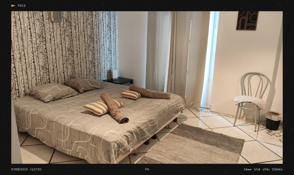 Bed, towels