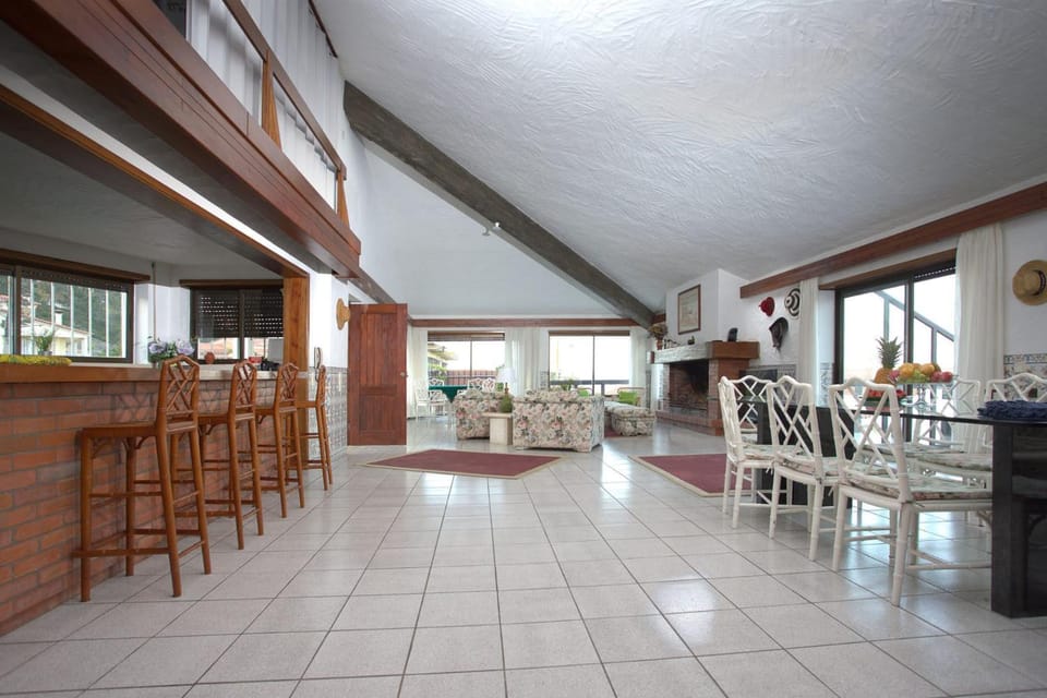 TV and multimedia, Living room, Banquet/Function facilities, Seating area, Dining area