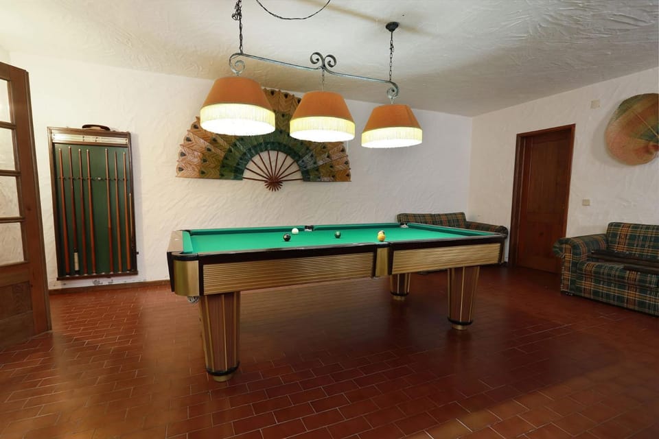 Billiard, Game Room