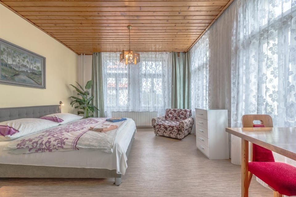Bed, Photo of the whole room, Seating area, Bedroom, towels