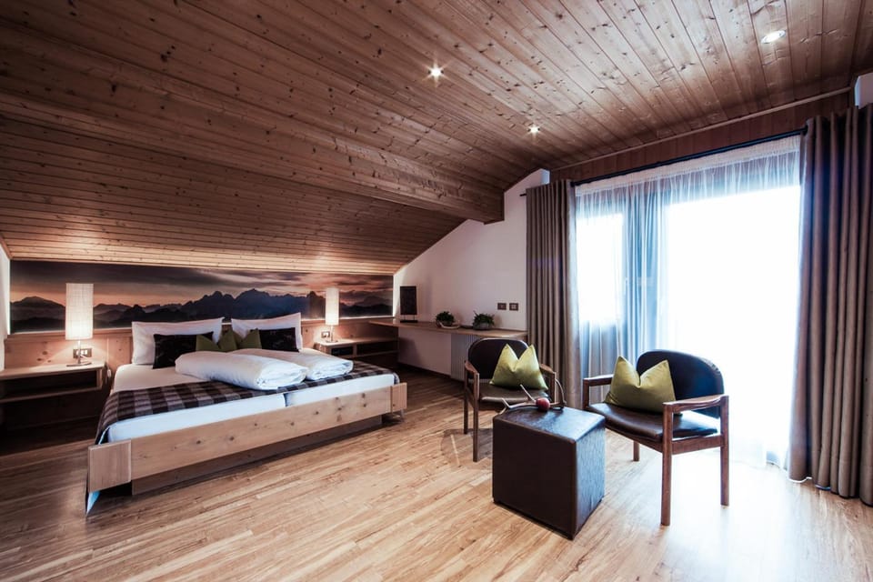 Bed, Seating area, Bedroom