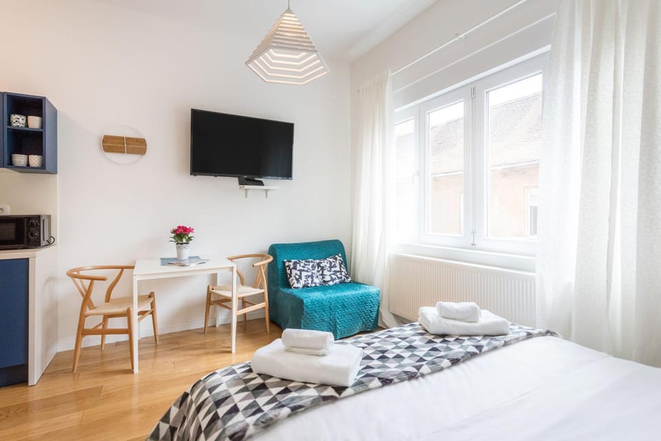 Bed, TV and multimedia, Kitchen or kitchenette, Photo of the whole room, Seating area