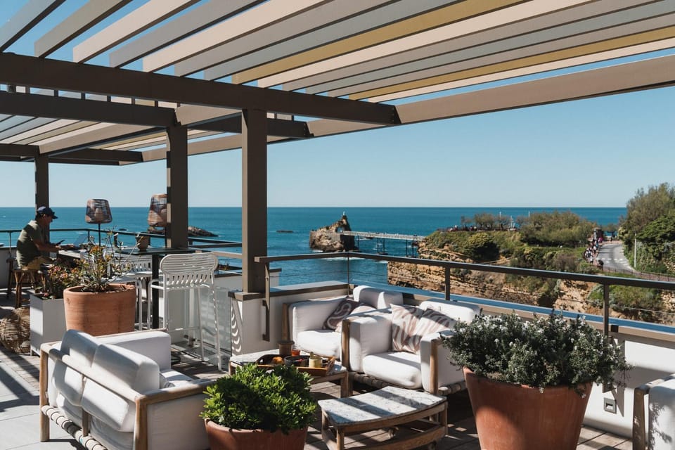 Patio, Restaurant/places to eat, Natural landscape, Food, Sea view
