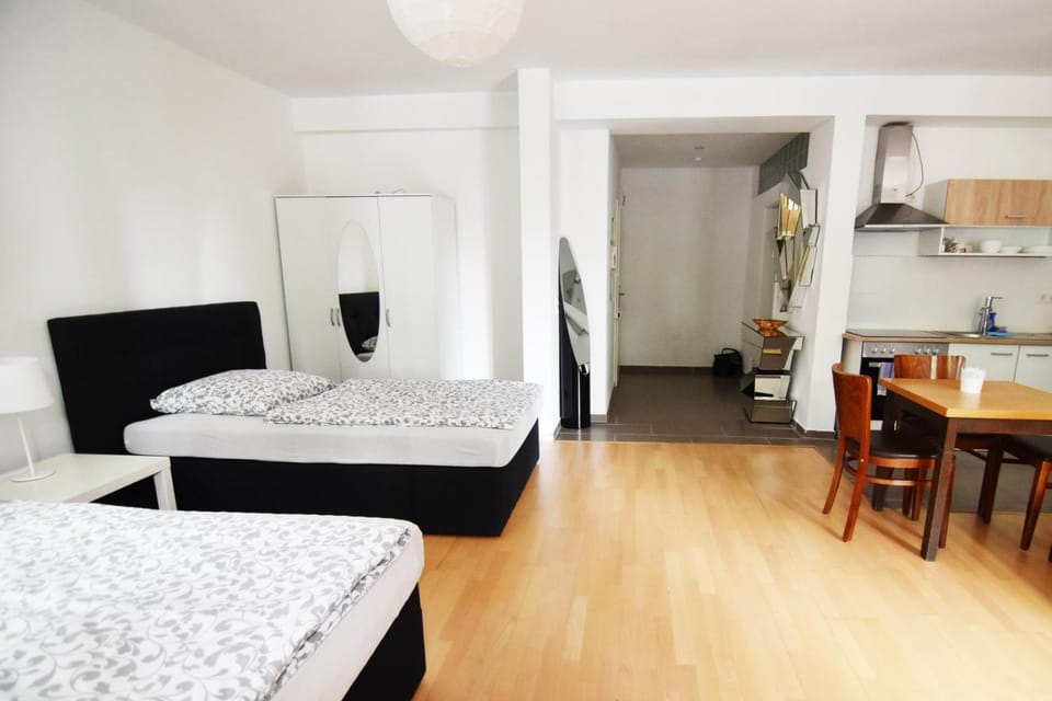 Bed, Kitchen or kitchenette, Photo of the whole room, Seating area, Dining area, Bedroom, stove