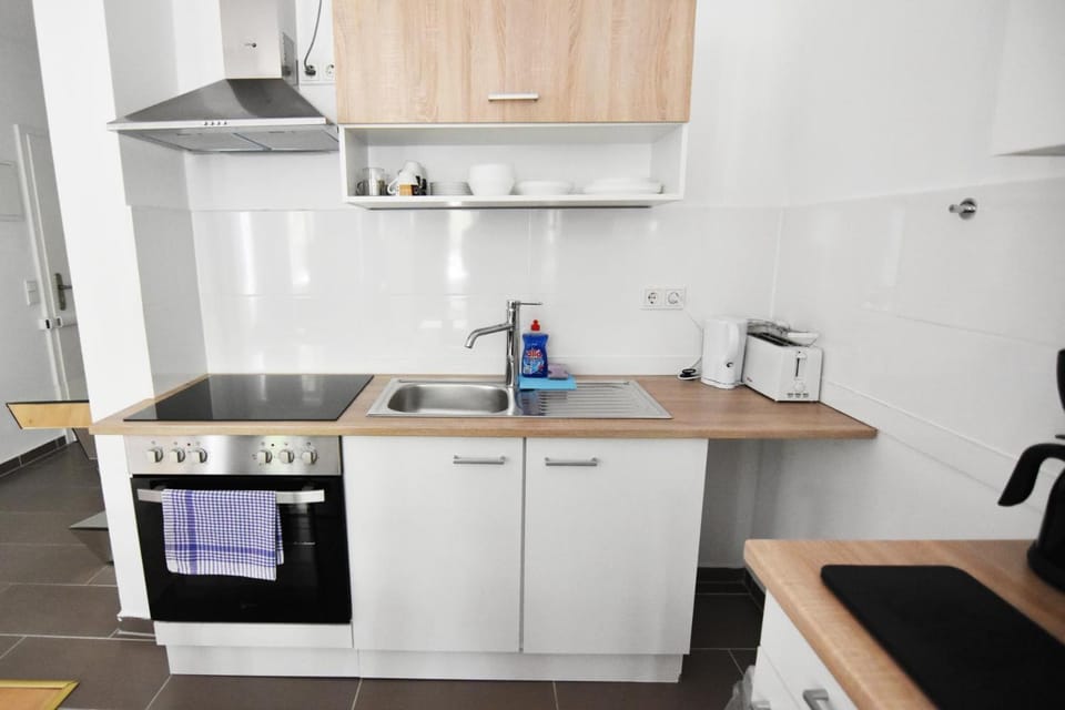 Coffee/tea facilities, Kitchen or kitchenette, oven, stove, toaster