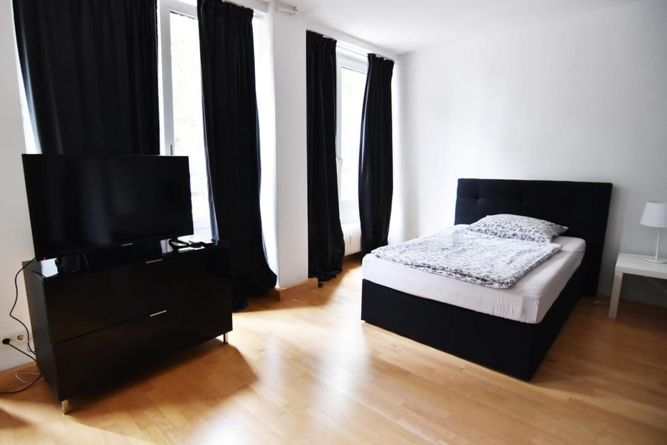 Bed, TV and multimedia, Photo of the whole room, Bedroom