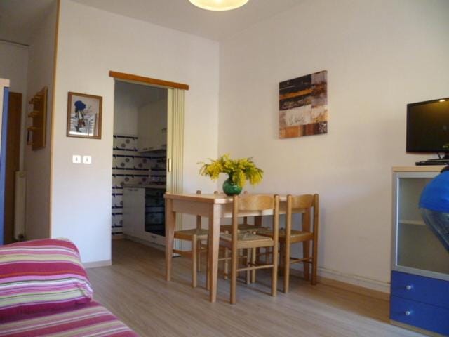 Kitchen or kitchenette, Living room, Dining area