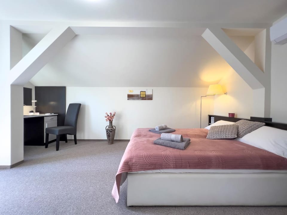 Bed, TV and multimedia, Photo of the whole room, Seating area, Bedroom, towels