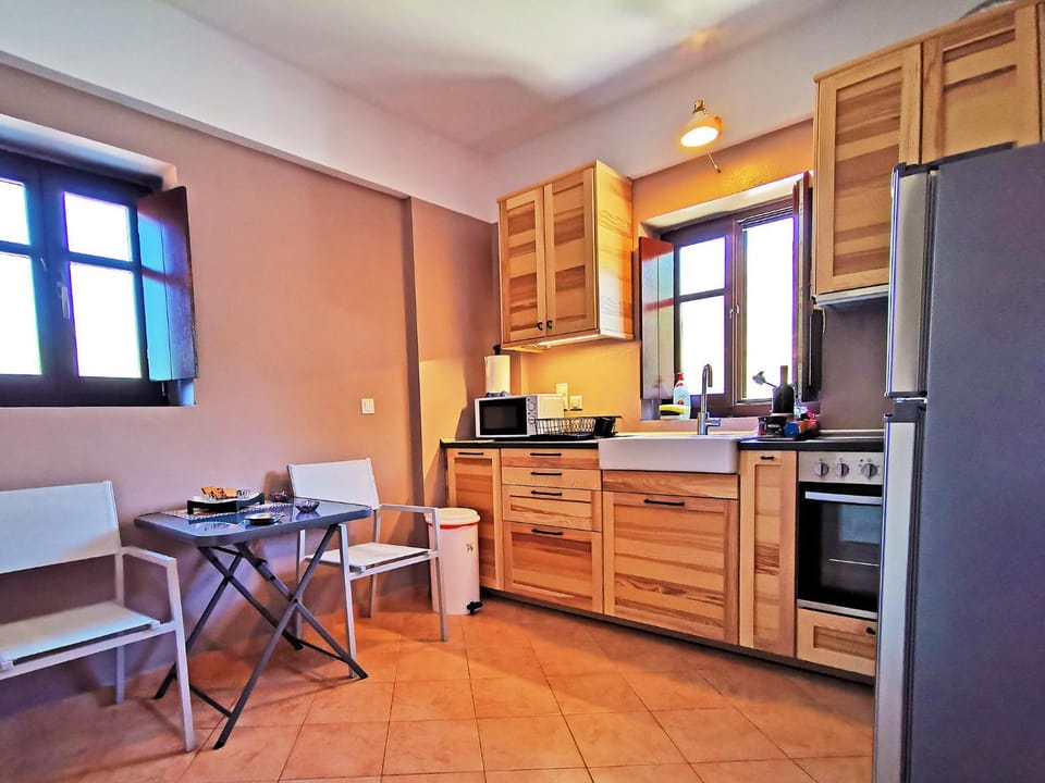 Kitchen or kitchenette, Dining area, dishwasher, oven, pet friendly, stove, toaster
