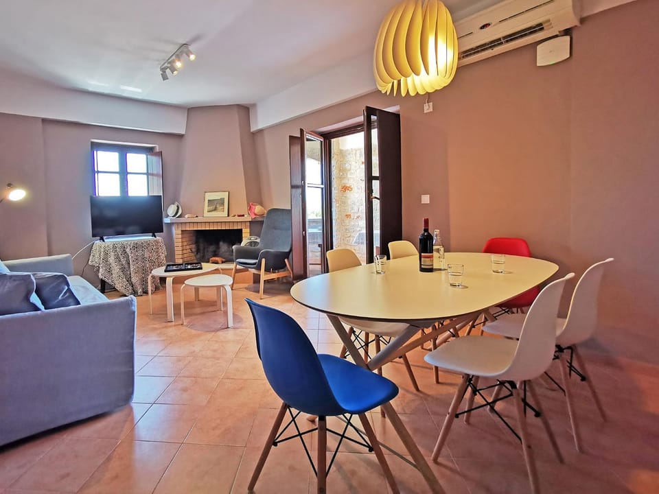 Living room, Seating area, Dining area, air conditioner