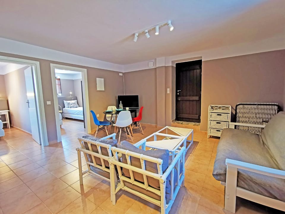 Bed, TV and multimedia, Living room, Photo of the whole room, Seating area, Dining area, Evening entertainment, Bedroom