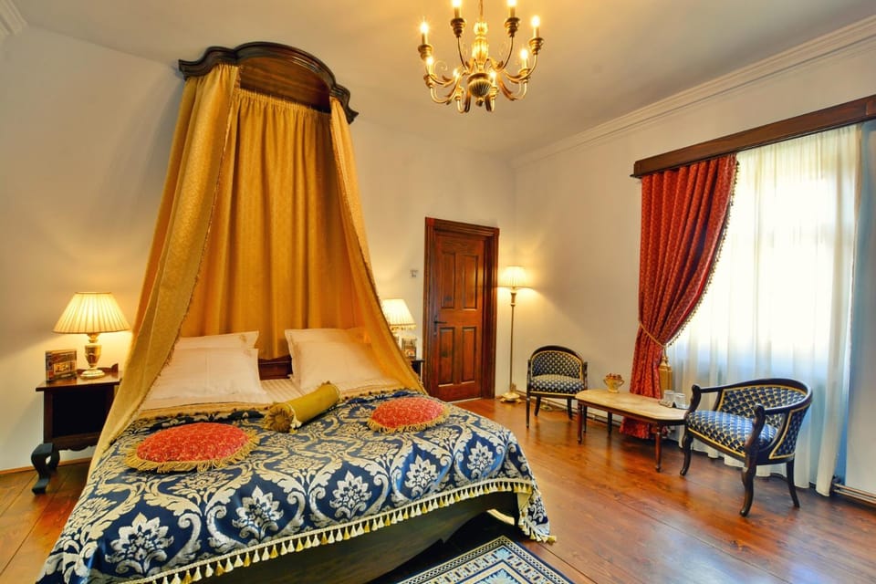 Bed, Photo of the whole room, Seating area, Bedroom