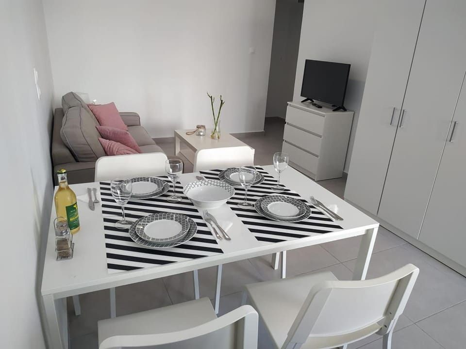 TV and multimedia, Living room, Seating area, Dining area