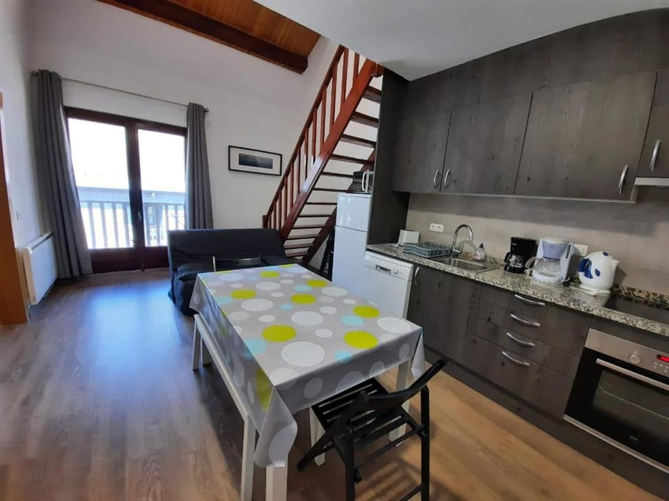 Balcony/Terrace, Kitchen or kitchenette, Living room, Dining area, Pets, Mountain view, Street view, Facility for disabled guests