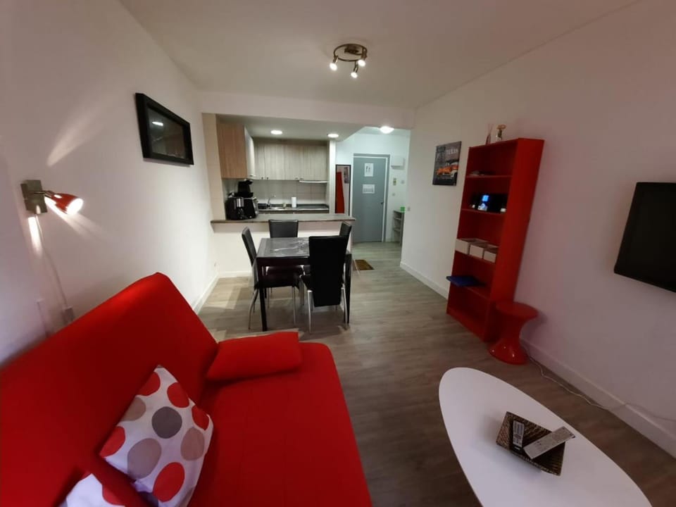 Kitchen or kitchenette, Living room, Dining area, Pets