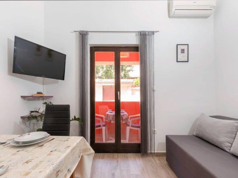 Pleasant Oriana Apartment near the sea-Pula Bed and Breakfast in Pula