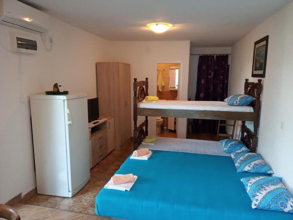 Photo of the whole room, bunk bed