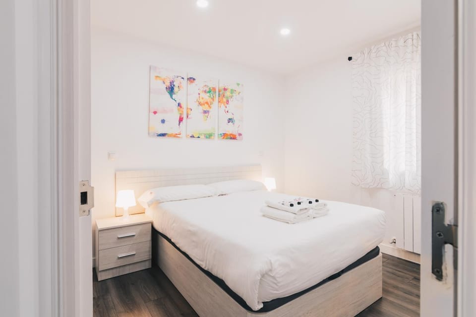 Bed, Photo of the whole room, Bedroom