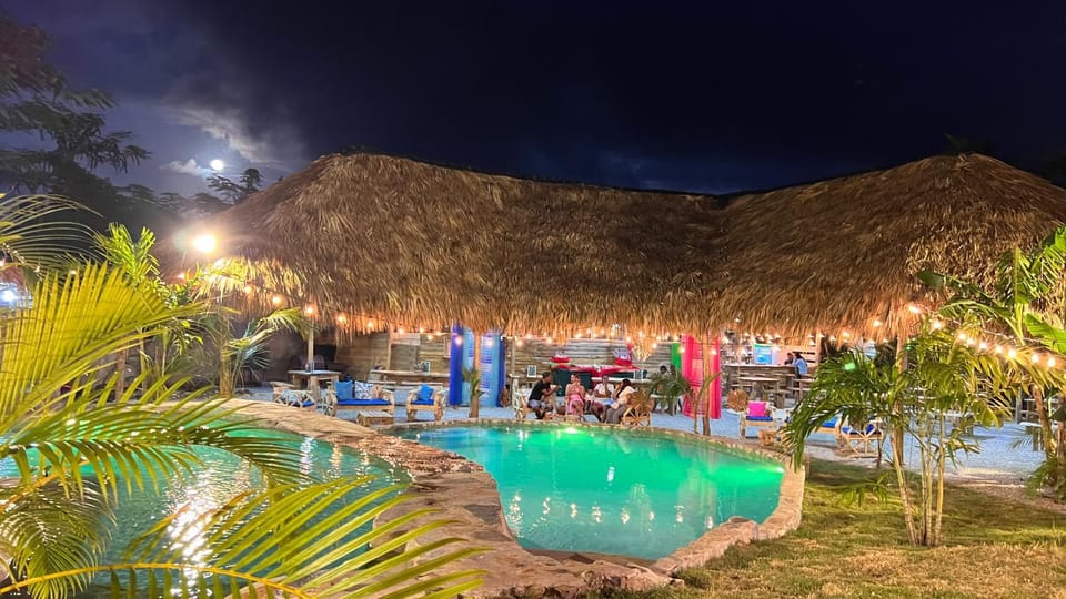 Restaurant/places to eat, Lounge or bar