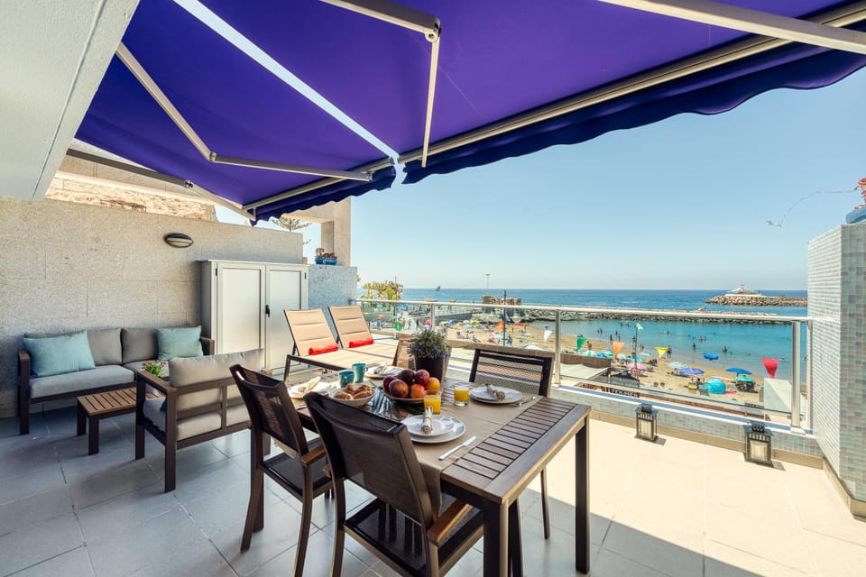 Patio, View (from property/room), Balcony/Terrace, Food and drinks, Food, City view, Sea view, Street view