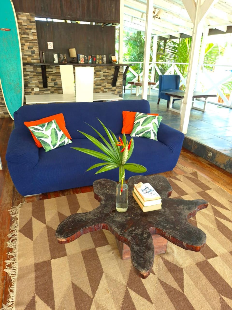 Seating area, Area and facilities