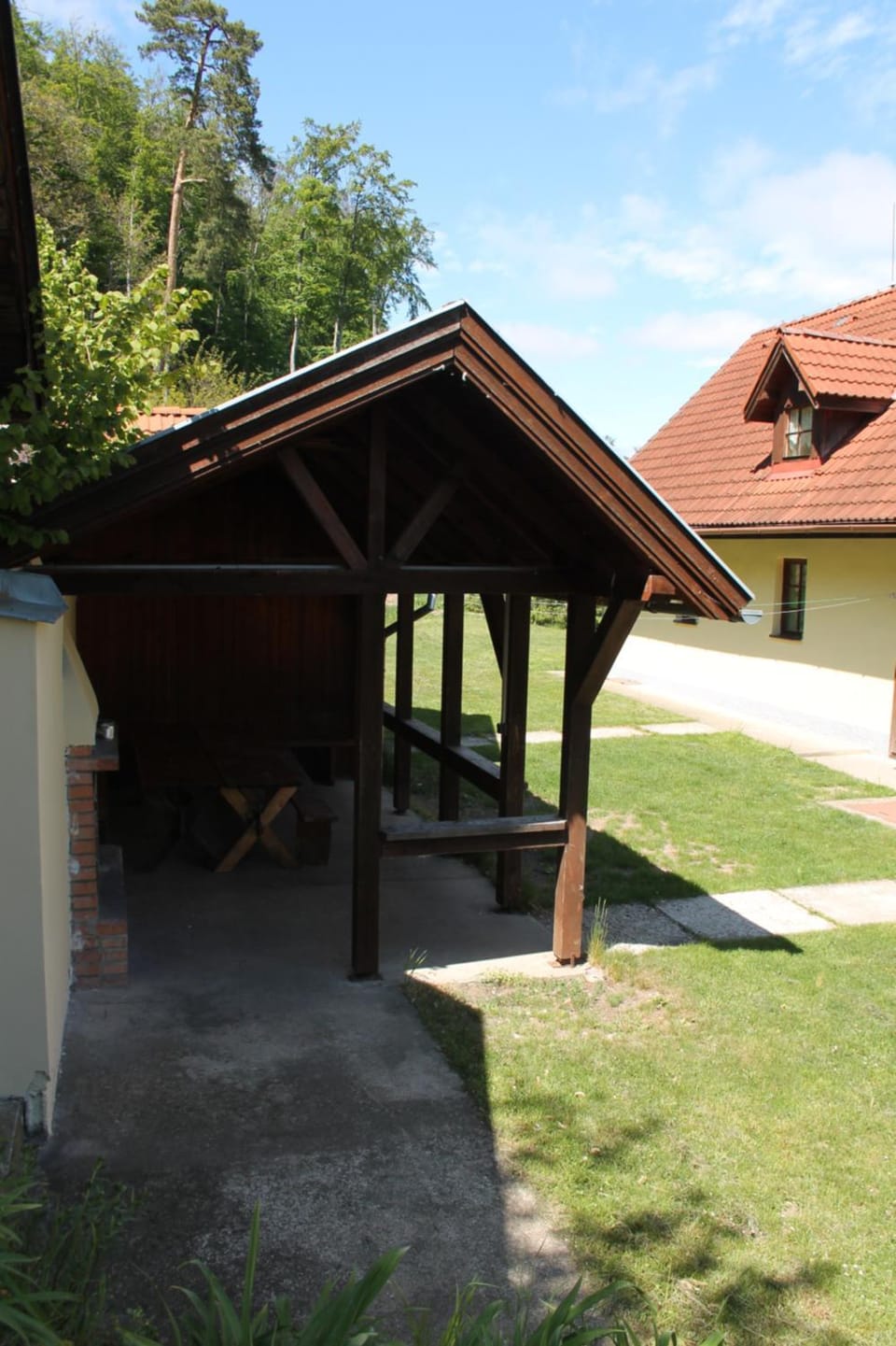 Facade/entrance, BBQ facilities, Garden