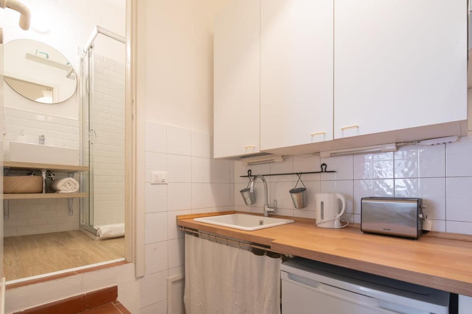 Bathroom, Communal kitchen