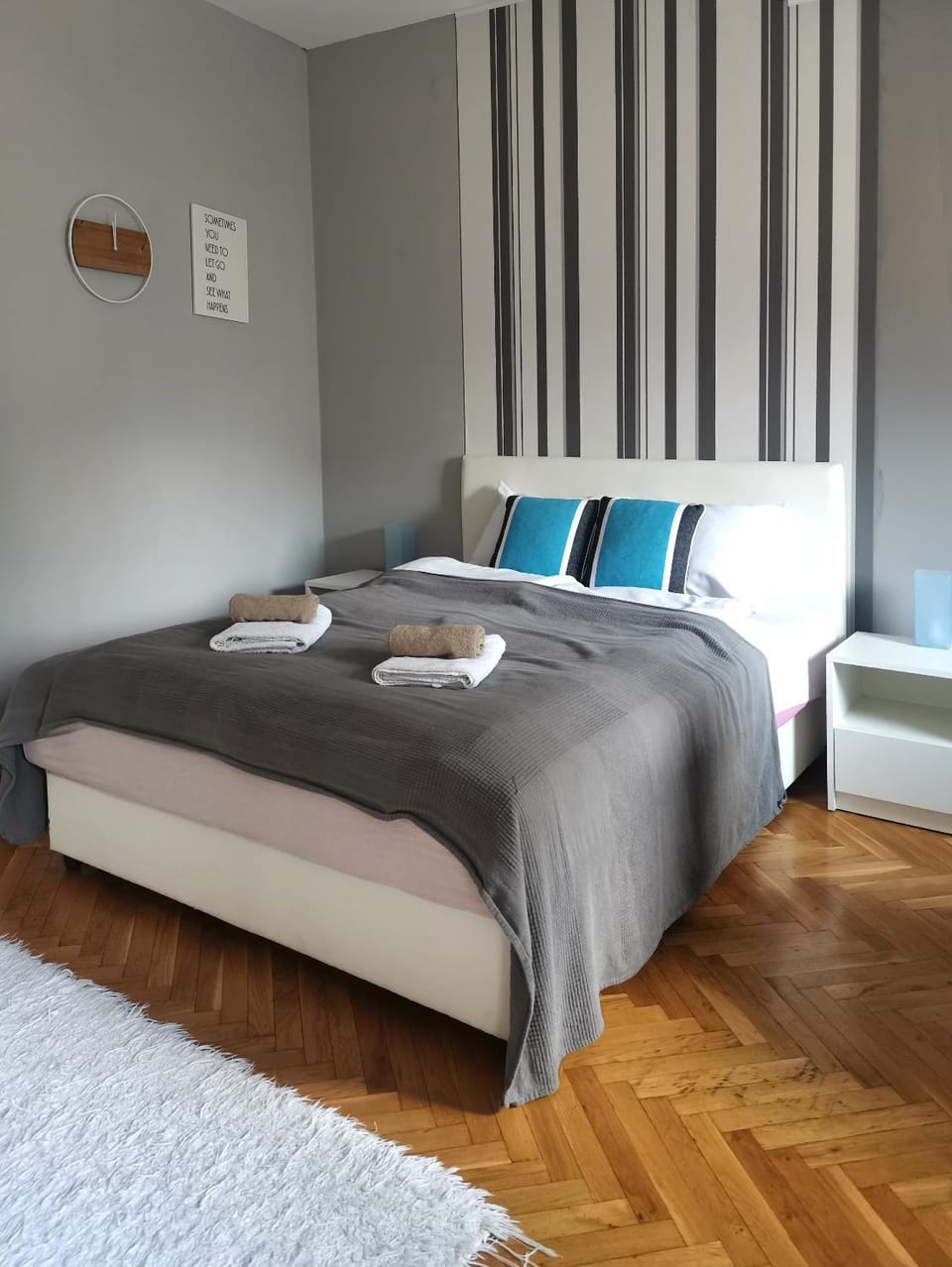 Bed, towels
